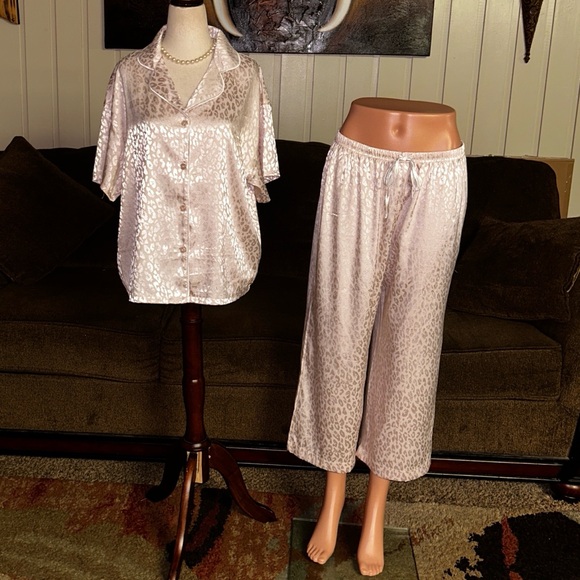 BCBG MaxAzria ~ Medium ~ Leopard Print Satin ~ 2 Piece Pajamas Set - Picture 2 of 12